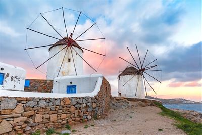 Kykladen Insel Mykonos traditionelle Windmühlen